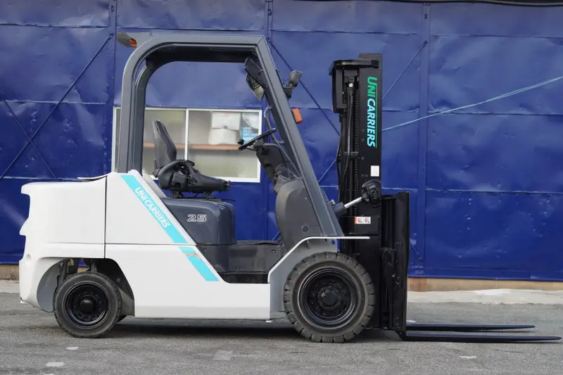 XE NÂNG DẦU UNICARRIERS 3,5 TẤN