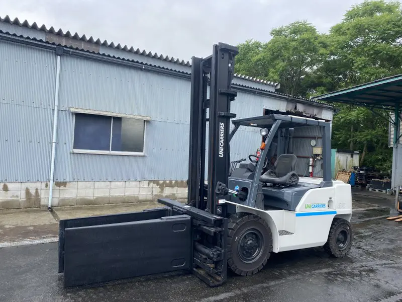 XE NÂNG DẦU KẸP GIẤY UNICARRIERS 4 TẤN