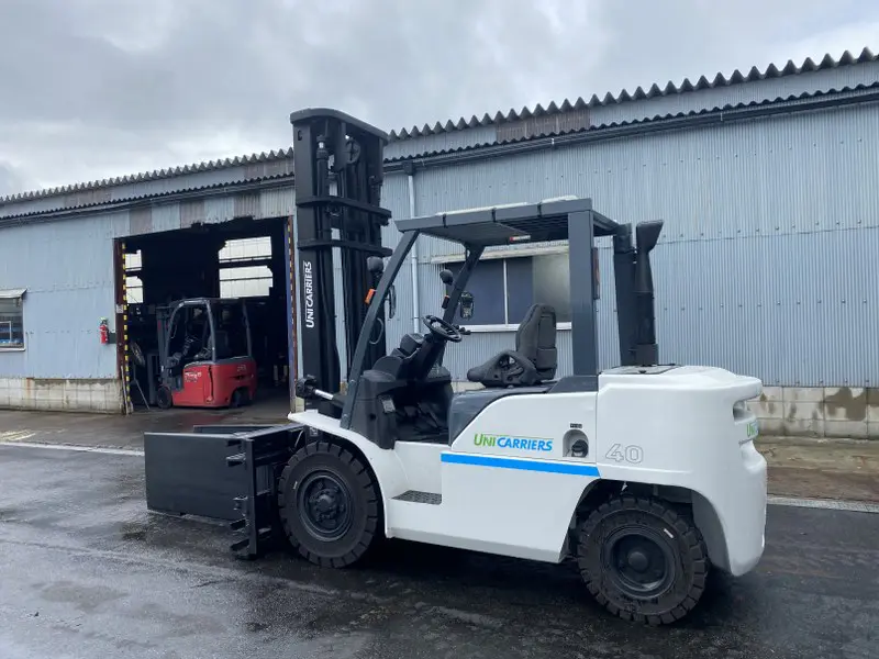 XE NÂNG DẦU KẸP GIẤY UNICARRIERS 4 TẤN