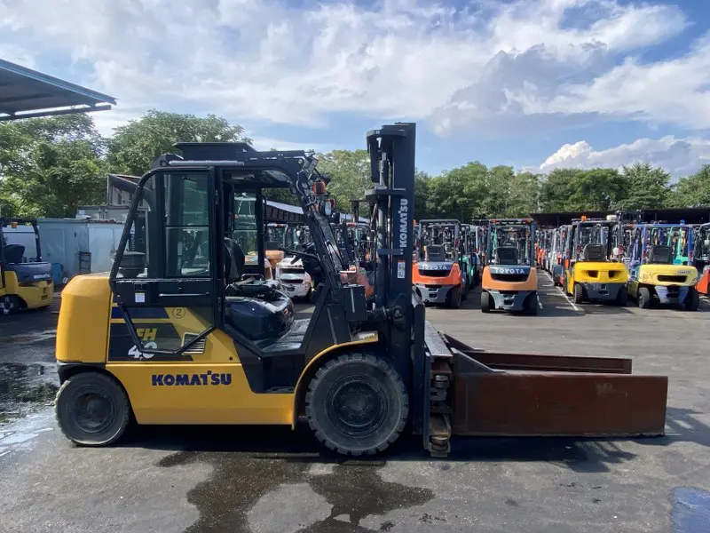 XE NÂNG DẦU KOMATSU KẸP GIẤY 4 TẤN